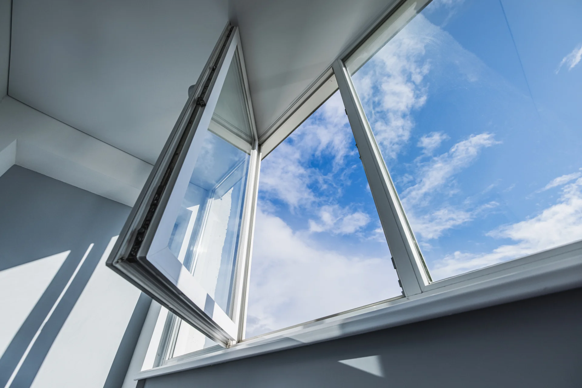 VLX 80 Casement Window in Long Beach, CA | Juniper Windows Long Beach - detail 1